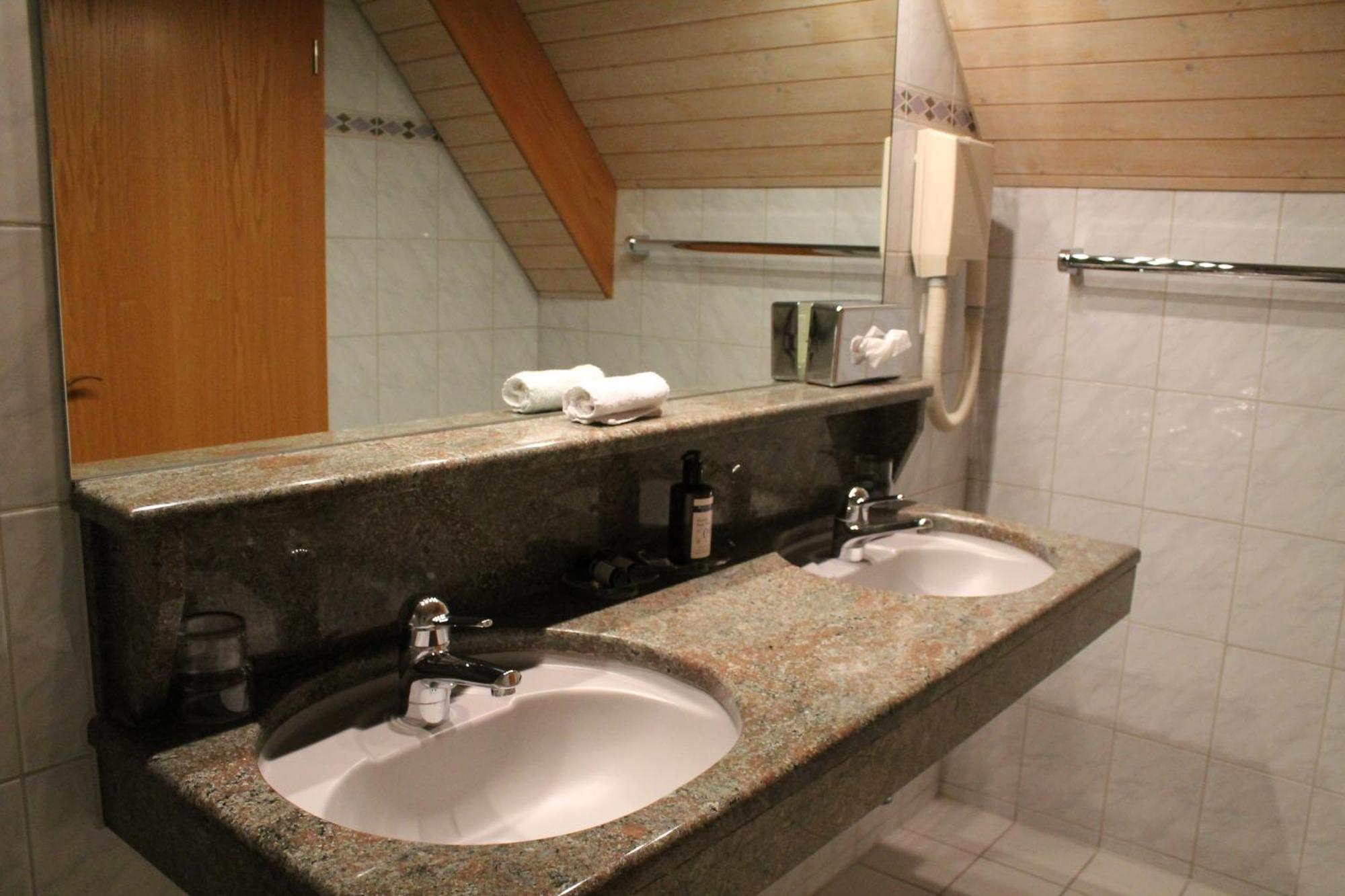 Hotel Restaurant Krone Aarberg Buitenkant foto